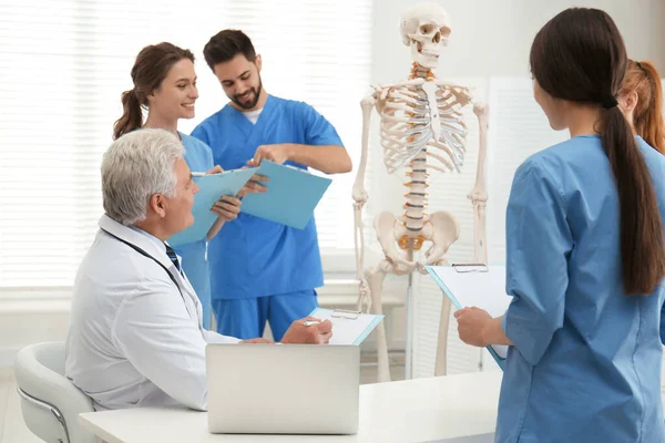 Professioneel Orthopeed Die Medische Studenten Onderwijs Geeft Een Kliniek — Stockfoto