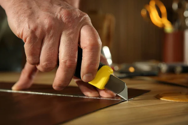 Mężczyzna Cięcie Skóry Nożem Warsztacie Zbliżenie — Zdjęcie stockowe