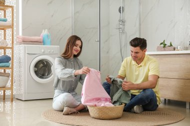 Banyoda temiz çamaşırları olan mutlu bir çift.