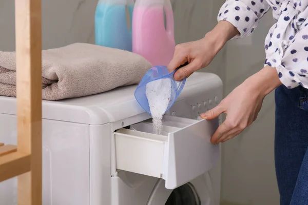 Kvinna Hälla Tvättmedel Tvättmaskin Låda Badrummet Närbild — Stockfoto
