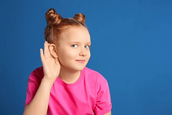 Retrato Menina Emocional Fundo Azul Espaço Para Texto — Fotografia de Stock