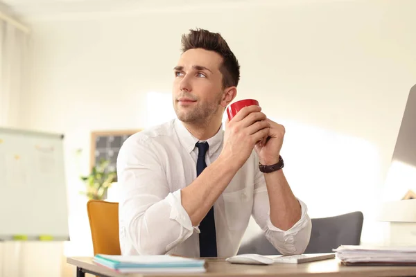 Joven Hombre Negocios Con Taza Bebida Relajándose Mesa Oficina Durante — Foto de Stock