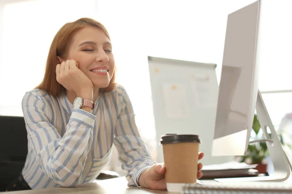 Jovem Empresária Com Xícara Café Relaxante Mesa Escritório Durante Intervalo — Fotografia de Stock