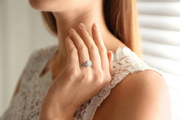 美しい婚約指輪を身に着けている若い花嫁 クローズアップ — ストック写真