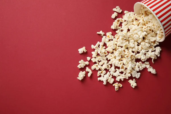 Deliciosas Palomitas Maíz Sobre Fondo Rojo Espacio Para Texto — Foto de Stock