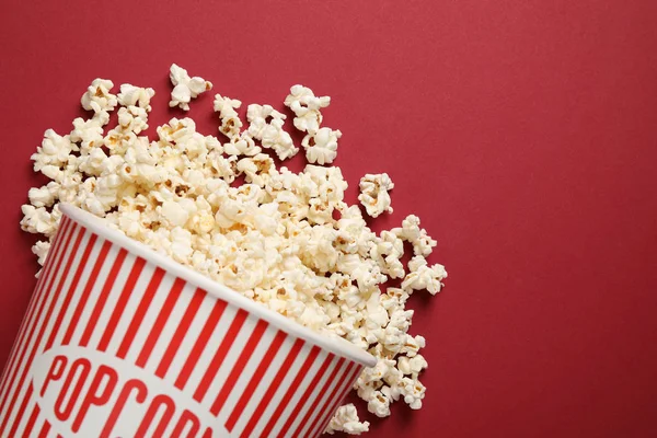Leckeres Popcorn Auf Rotem Hintergrund Draufsicht — Stockfoto