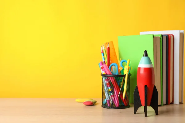 Juguete Brillante Cohete Útiles Escolares Mesa Madera Espacio Para Texto — Foto de Stock