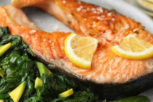 Leckerer Lachs Mit Spinat Auf Teller Nahaufnahme — Stockfoto