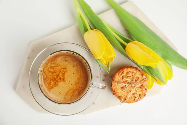 Aromatische Ochtendkoffie Koekjes Mooie Bloemen Witte Tafel Plat Gelegd — Stockfoto