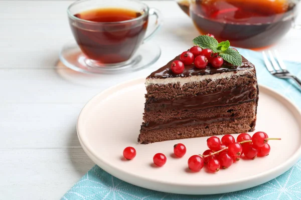 소환장이 맛있는 초콜릿 케이크 — 스톡 사진