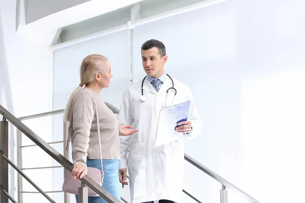Arts Patiënt Bespreken Diagnose Trappen Het Ziekenhuis — Stockfoto