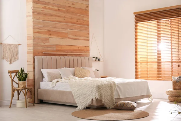 Stilvolles Interieur Mit Großem Bequemen Bett — Stockfoto