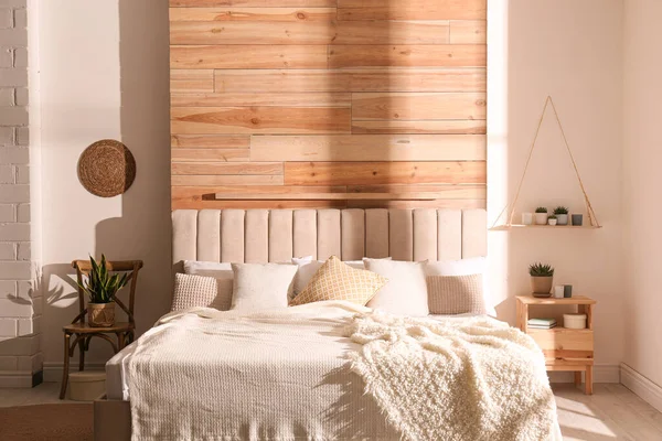 Stilvolles Interieur Mit Großem Bequemen Bett — Stockfoto