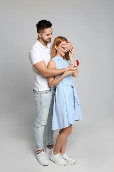 Hombre Con Anillo Compromiso Haciendo Propuesta Matrimonio Novia Sobre Fondo — Foto de Stock