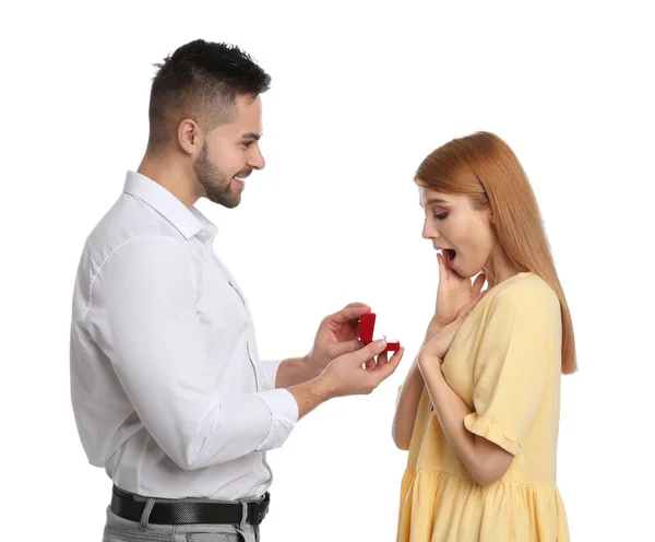 婚約指輪を持つ男は白い背景にガールフレンドへの結婚提案を作る — ストック写真