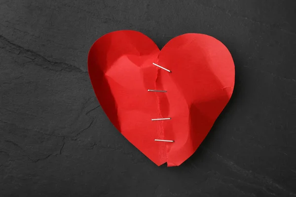 Torn Paper Heart Staples Black Stone Background Top View Relationship — Stock Photo, Image