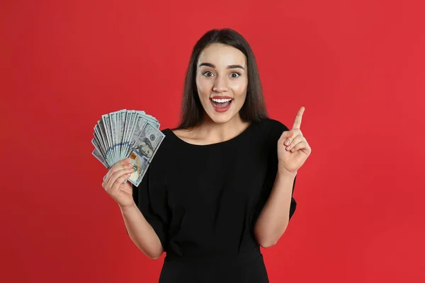 Emotionale Junge Frau Mit Geld Auf Karminrotem Hintergrund — Stockfoto