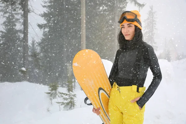 Młoda Kobieta Snowboardu Noszenie Odzieży Sportowej Zima Zewnątrz — Zdjęcie stockowe