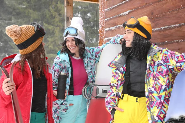 Друзья Лыжами Сноубордами Зимней Спортивной Одежде Открытом Воздухе — стоковое фото