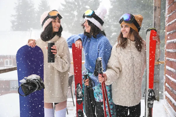 Spor Aletleri Olan Arkadaşlar Kış Kıyafetleri Açık Havada Gözlük Takıyor — Stok fotoğraf