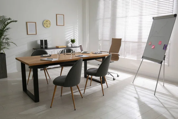 현대식 사무실 탁자가 회의실 — 스톡 사진
