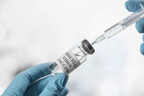 Médico Llenando Jeringa Con Vacuna Contra Varicela Interior Primer Plano —  Fotos de Stock