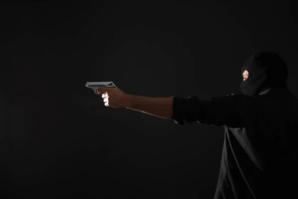 Asesino Profesional Con Pistola Sobre Fondo Negro — Foto de Stock