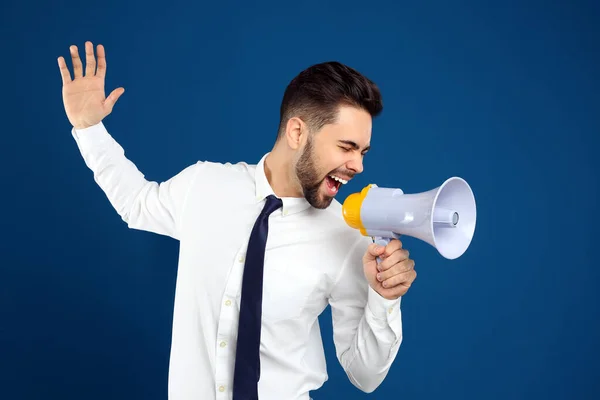 Junger Mann Mit Megafon Auf Blauem Hintergrund — Stockfoto