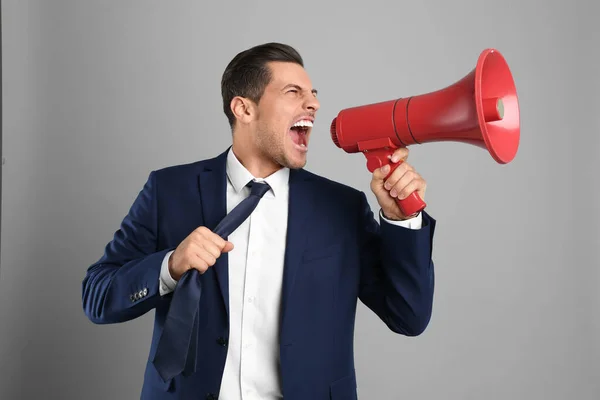 Bonito Homem Com Megafone Fundo Cinza — Fotografia de Stock