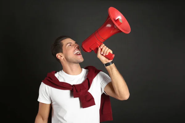 Bonito Homem Com Megafone Sobre Fundo Preto — Fotografia de Stock