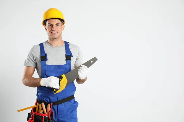 Falegname Con Cintura Portautensili Sega Mano Fondo Chiaro Spazio Testo — Foto Stock