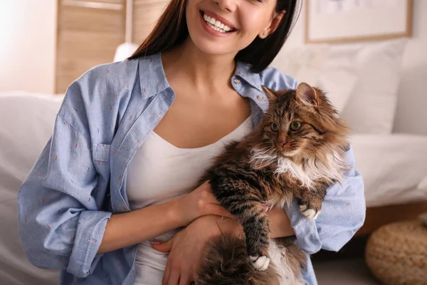 Mooie Jonge Vrouw Met Haar Schattige Kat Slaapkamer Close Pluizig — Stockfoto