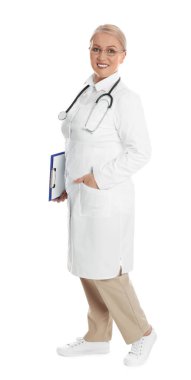 Beyaz arkaplan üzerinde steteskop olan olgun bir doktor.