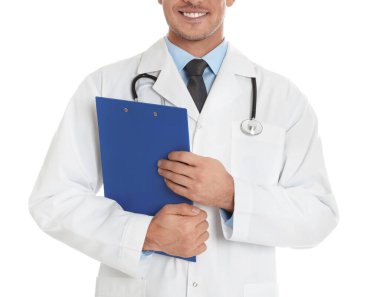 Beyaz arkaplanda panosu olan doktor, yakın plan
