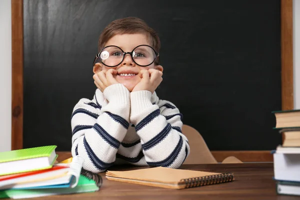 Χαριτωμένο Παιδάκι Που Φοράει Γυαλιά Στο Γραφείο Του Στην Τάξη — Φωτογραφία Αρχείου