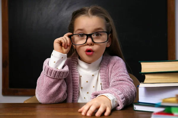 Roztomilé Dítě Brýlemi Stolem Třídě Poprvé Škole — Stock fotografie