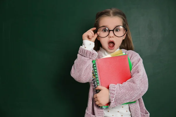 かわいい小さな子供は 黒板の近くに眼鏡をかけて テキストのためのスペース 学校で初めて — ストック写真