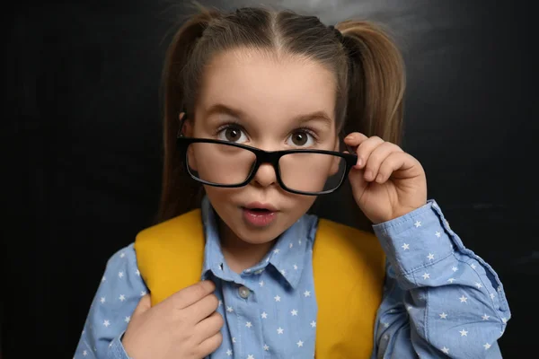 Aranyos Gyerek Szemüvegben Tábla Mellett Közelről Első Alkalom Iskolában — Stock Fotó