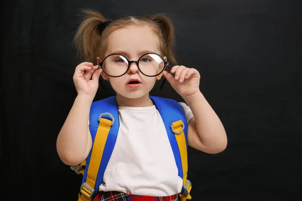 Carino Bambino Che Indossa Gli Occhiali Vicino Alla Lavagna Prima — Foto Stock