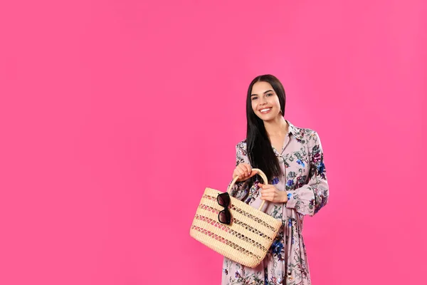 Jovem Mulher Vestindo Vestido Estampado Floral Com Saco Palha Fundo — Fotografia de Stock