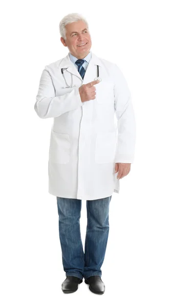 Teljes Hossz Portré Vezető Orvos Fehér Háttér — Stock Fotó