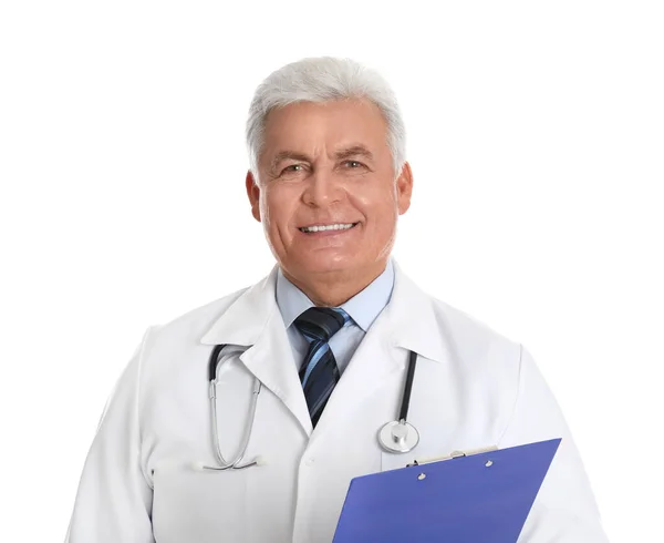 Retrato Del Médico Senior Con Portapapeles Sobre Fondo Blanco —  Fotos de Stock