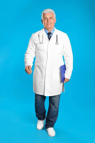 Senior Doctor Clipboard Walking Light Blue Background — Stockfoto