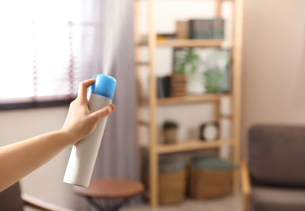 Mujer Rociando Ambientador Casa Primer Plano — Foto de Stock