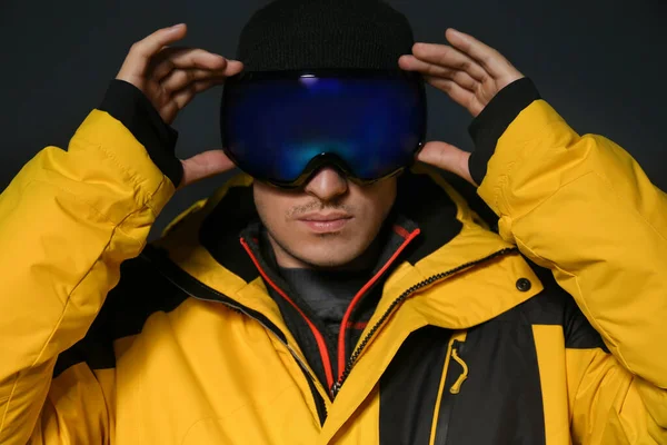 Siyah Arka Planda Şık Kış Sporu Giysileri Giyen Bir Adam — Stok fotoğraf