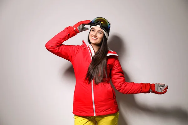 Femme Portant Des Vêtements Sport Hiver Élégants Sur Fond Gris — Photo