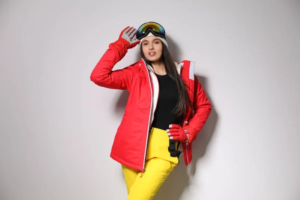 Vrouw Met Stijlvolle Wintersportkleding Lichtgrijze Achtergrond — Stockfoto