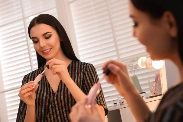 Vacker Ung Kvinna Tillämpa Smink Nära Spegel Omklädningsrummet — Stockfoto