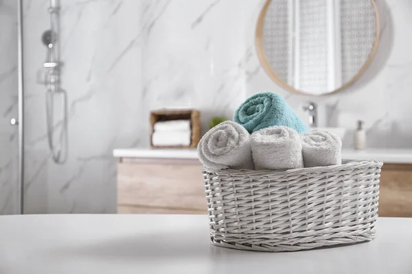 Cesta Mimbre Con Toallas Limpias Suaves Baño Espacio Para Texto — Foto de Stock