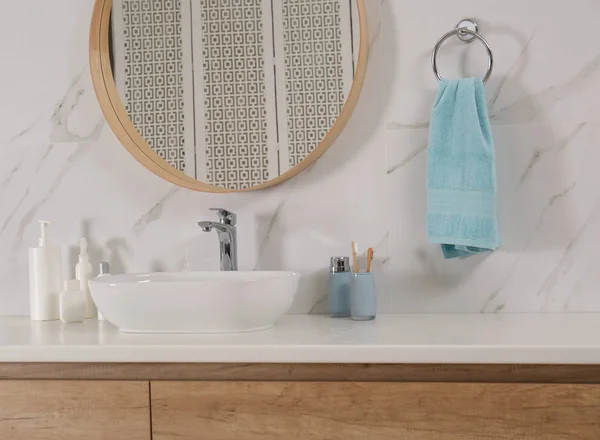 Bathroom Interior Mirror Countertop Soft Towel Wall — Stock Photo, Image
